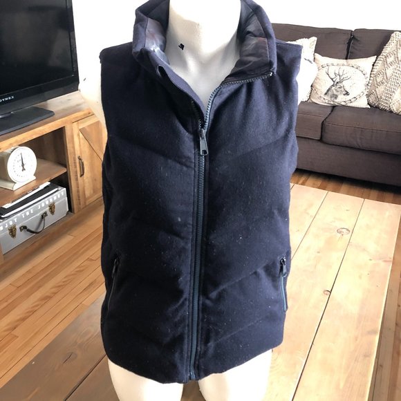 GAP Women's Puffer Vest in Navy - Picture 2 of 7
